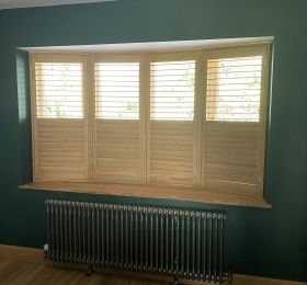 Lovely install of these lovely hardwood shutters in Aspen.

Really complementing the Oak window boards, skirting and doors in this fantastic dining room

63mm Louvre, hidden tilt, hardwood Aspen: Click Here To View Larger Image